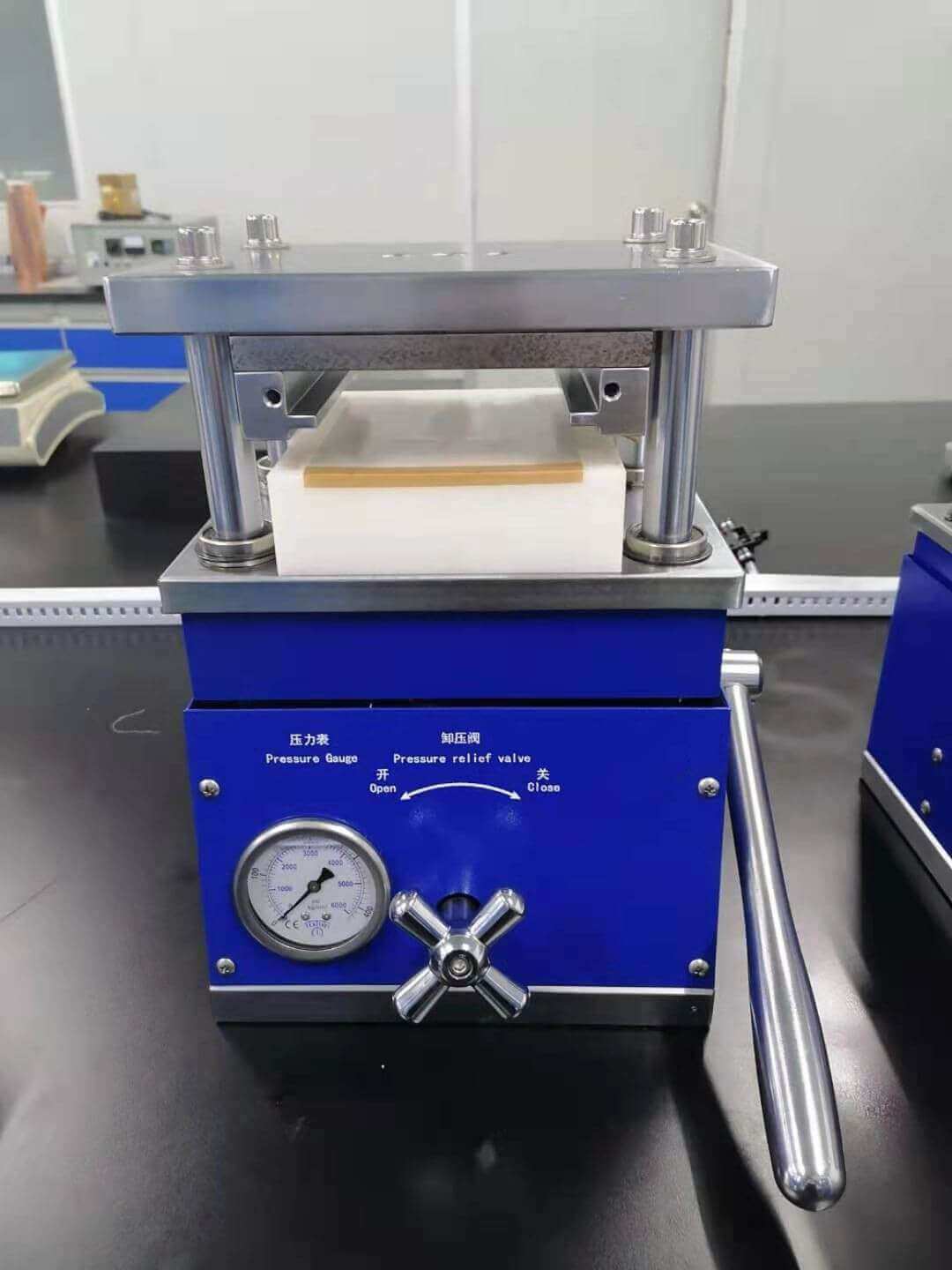 pouch cell die cutter